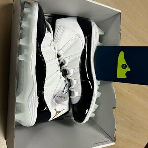 Jordan 11 Mid TD in Classic White